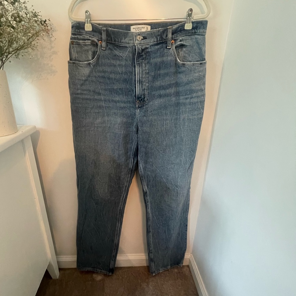 Abercrombie The 90s Straight Ultra High Rise Medium Dark Wash Jeans